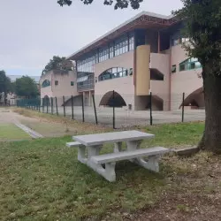 Table pique-nique en béton avec bancs