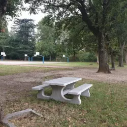 Table pique-nique en béton avec bancs