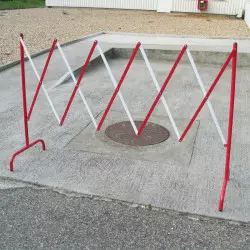 Barrière de chantier extensible rouge et blanche