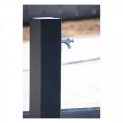 Fontaine urbaine avec bouton poussoir
