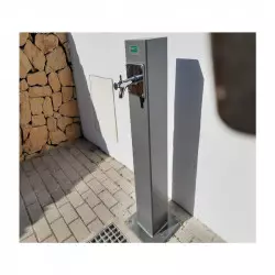 Fontaine urbaine avec bouton poussoir