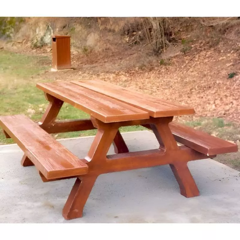 Table de pique-nique avec bancs intégrés béton, entièrement aspect bois Table de pique-nique avec bancs intégrés béton, entièrement aspect bois