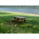 Table de pique-nique en béton aspect bois sur aire de repos rurale