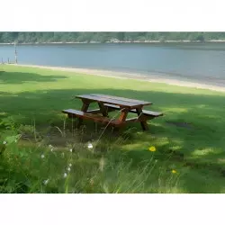 Table de pique-nique en béton aspect bois sur aire de repos rurale