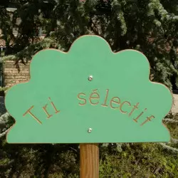 Mât avec panneau gravé pour tri sélectif