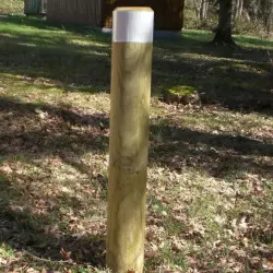 Borne de sécurité en bois avec bande réfléchissante