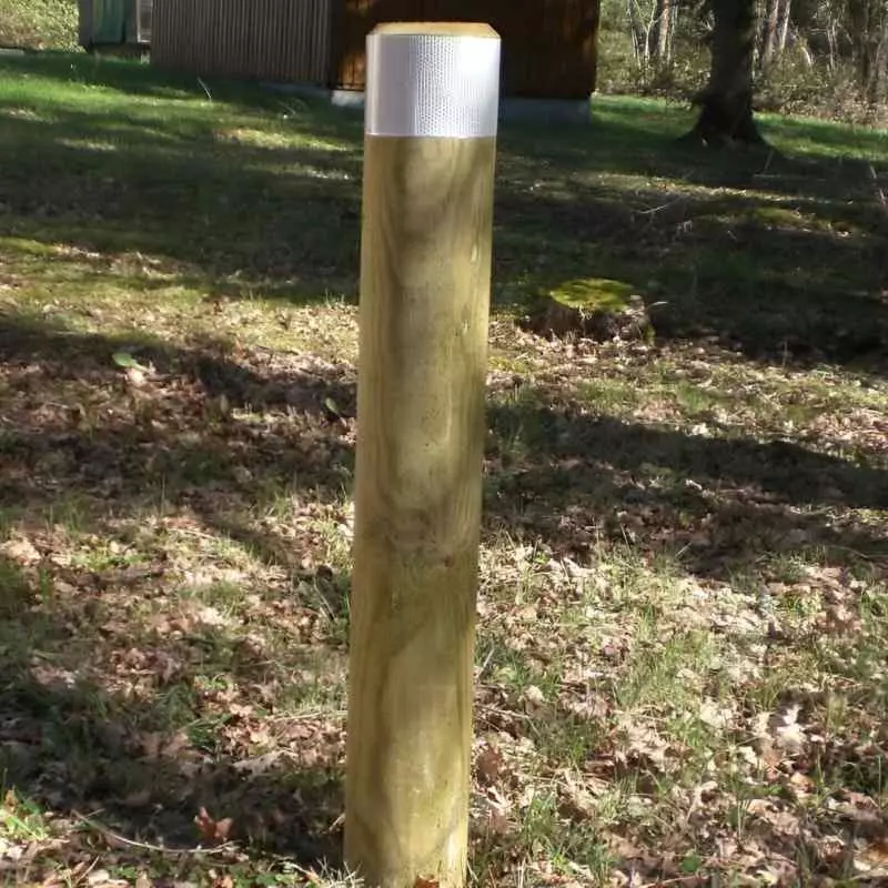 Borne de sécurité en bois avec bande réfléchissante Borne de sécurité en bois avec bande réfléchissante