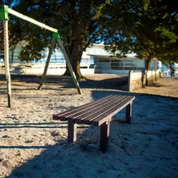Banquette publique en matériau recyclé sur aire de jeux