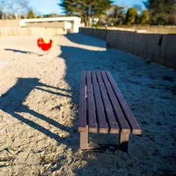 Banquette collectivité en recyclé prés d'un jeu sur ressort Banquette collectivité en recyclé prés d'un jeu sur ressort