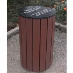 Poubelle en plastique recyclé avec couvercle Poubelle en plastique recyclé avec couvercle