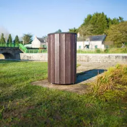 Corbeille urbaine en plastique recyclé dans un parc Corbeille urbaine en plastique recyclé dans un parc