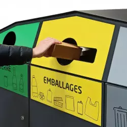 Poubelle de tri extérieur avec ouvertures calibrées Poubelle de tri extérieur avec ouvertures calibrées