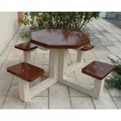 Table pour pique-nique béton aspect bois sur une terrasse extérieure Table pour pique-nique béton aspect bois sur une terrasse extérieure