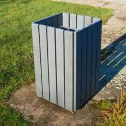 Poubelle publique carrée en recyclé