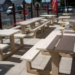 Table de terrasse en béton blanc avec bancs