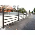 Barrière de ville le long d'un trottoir