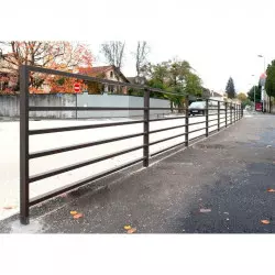 Barrière de ville le long d'un trottoir