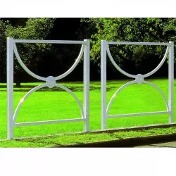Barrière Vauban en acier blanc pour délimiter une aire de repos
