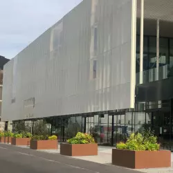 Jardinière métallique le long d'un bâtiment
