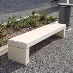 Banquette de ville en béton blanc sur trottoir Banquette de ville en béton blanc sur trottoir