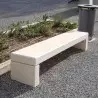 Banquette de ville en béton blanc sur trottoir