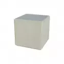Banc cube en béton blanc