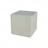 Banc cube en béton blanc
