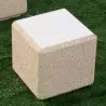 Banc en béton blanc, cube posé sur l'herbe