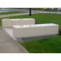 Banquette publique en béton blanc