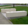 Banquette publique en béton blanc