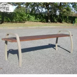 Banquette design bois et acier sur aire de repos extérieur