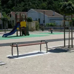 Banquette design en bois et acier sur aire de jeux