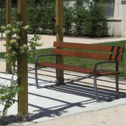 Banc public en acier et bois dans une aire de repos urbaine