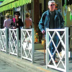 Barrière urbaine blanche le long d'un trottoir en ville