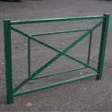 Barrière urbaine en métal coloris vert