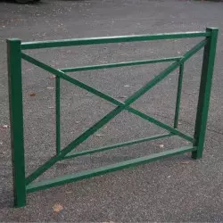 Barrière urbaine en métal coloris vert Barrière urbaine en métal coloris vert