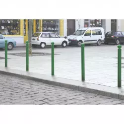 Potelet de sécurité le long d'un trottoir en agglomération