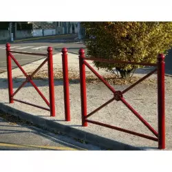 Barrière de voirie pour collectivités le long d'un trottoir Barrière de voirie pour collectivités le long d'un trottoir