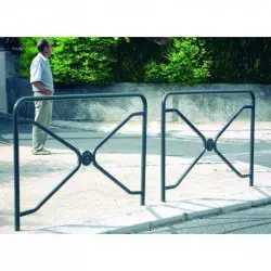 Barrière de ville en acier gris le long d'un trottoir