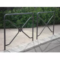 Barrière métallique pour délimiter espace urbain