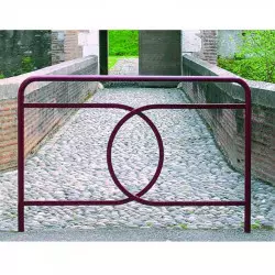 Barrière de protection à l'entée d'une rue piétonne Barrière de protection à l'entée d'une rue piétonne