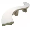Banquette courbe en béton blanc