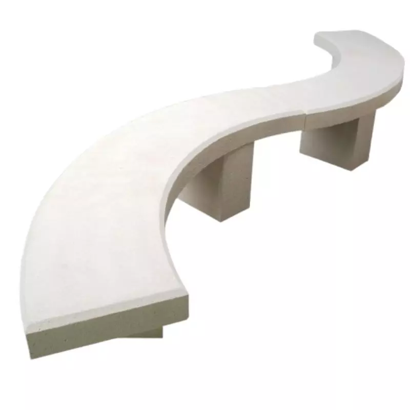 Banquette courbe en béton blanc Banquette courbe en béton blanc