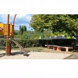 Banquette zigzag en béton sur aire de jeux