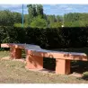 Banc courbe sans dossier en béton dans une aire de repos