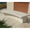 Banquette en béton ton pierre extérieur courbe