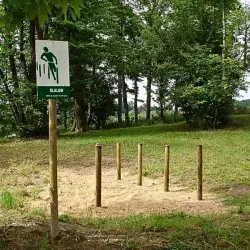 Module en bois pour slalom sur parcours sportif extérieur