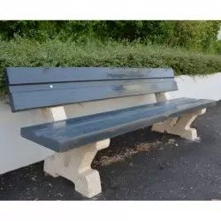 Banc public en béton assise et dossier aspect bois gris foncé