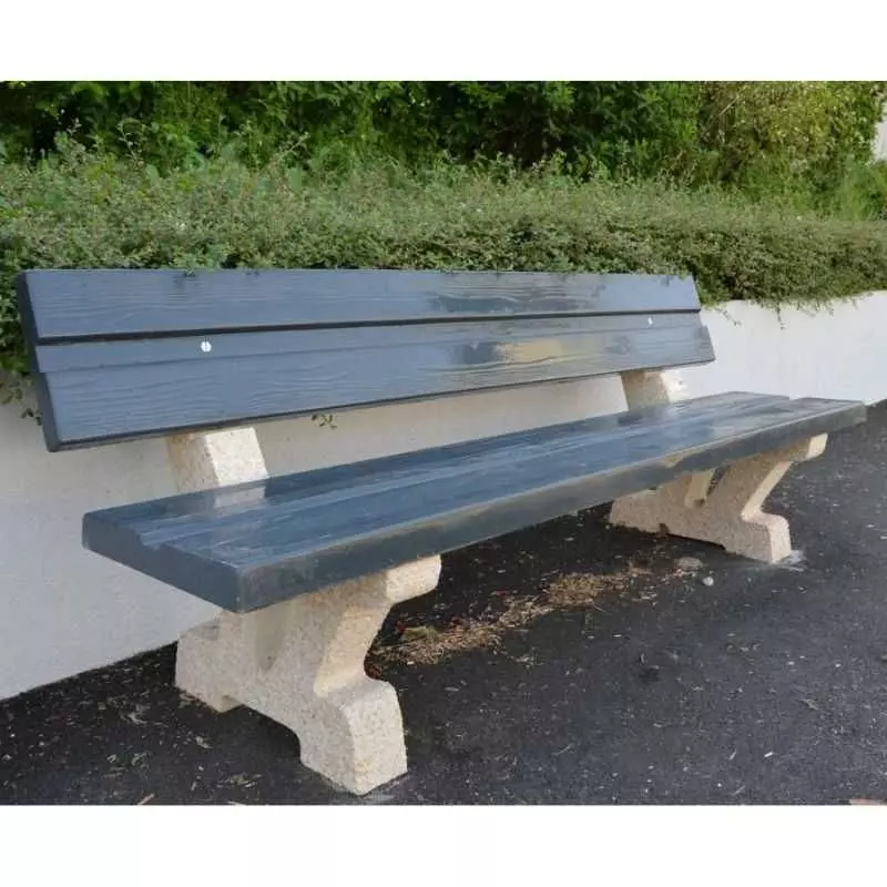 Banc public en béton assise et dossier aspect bois gris foncé Banc public en béton assise et dossier aspect bois gris foncé