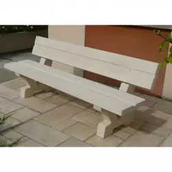 Banc urbain en béton sablé coloris blanc sur une terrasse Banc urbain en béton sablé coloris blanc sur une terrasse